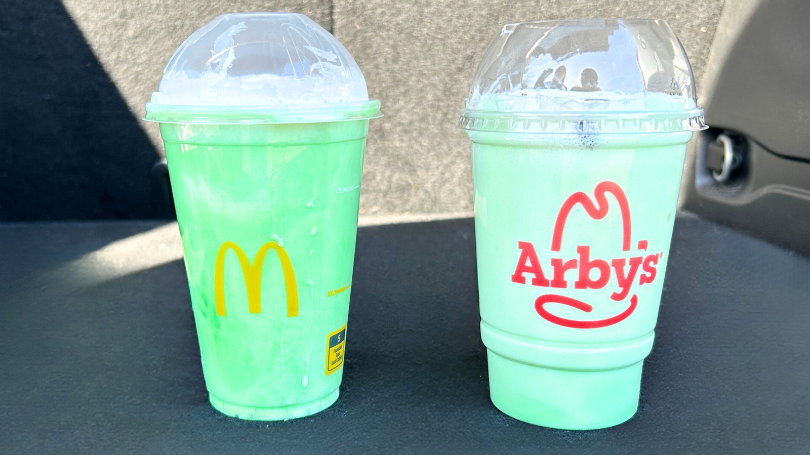 マクドナルドのシャムロックシェイクvsアービーのアンデスミントチョコレートシェイク：どれが最高ですか？