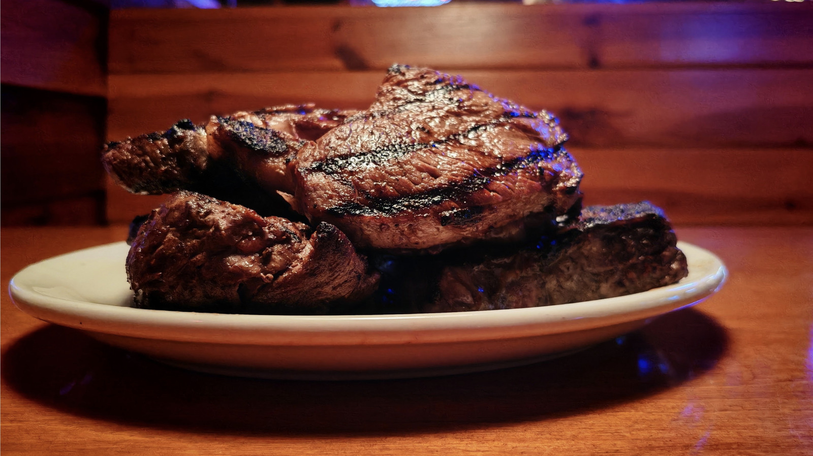 テキサスロードハウスのステーキの最高のカットは肉愛好家の夢が叶う