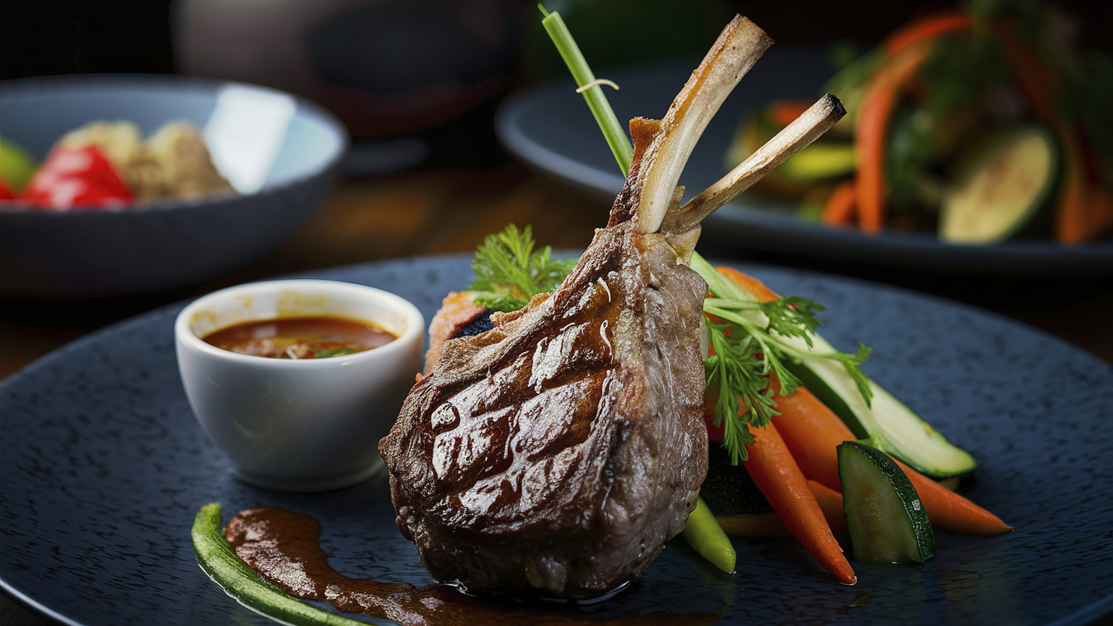 ステーキハウスで骨付き肉を食べてはいけないこと