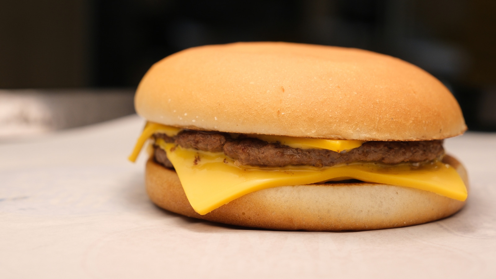 マクドナルドのハンバーガーを再加熱する最良の方法は何ですか？