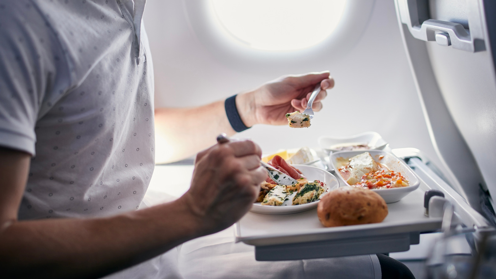 6飛行機で食事をするための本質的なエチケットルール