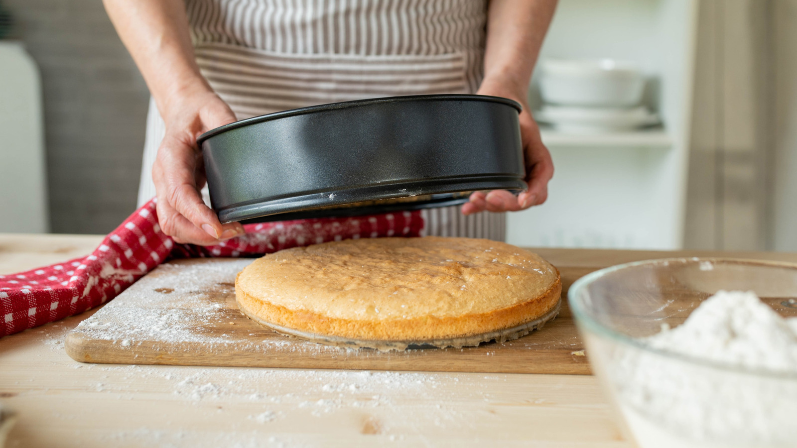 バターとクッキングスプレー: ケーキ型に油を塗るのにどちらを使用するか