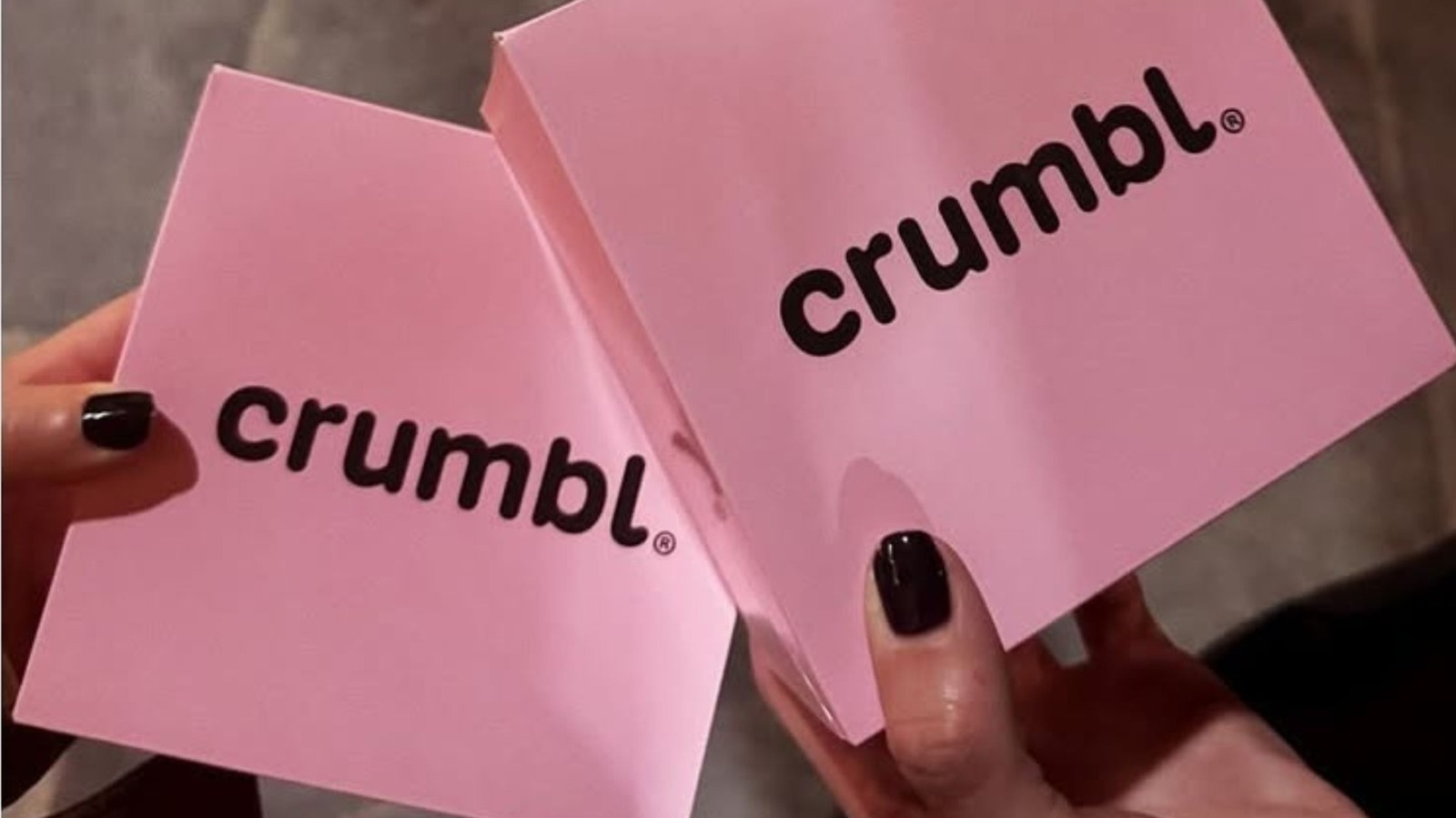 Crumblの物議をかもしているクッキーは、顧客に真ん中の穴にお金を払うように頼みます