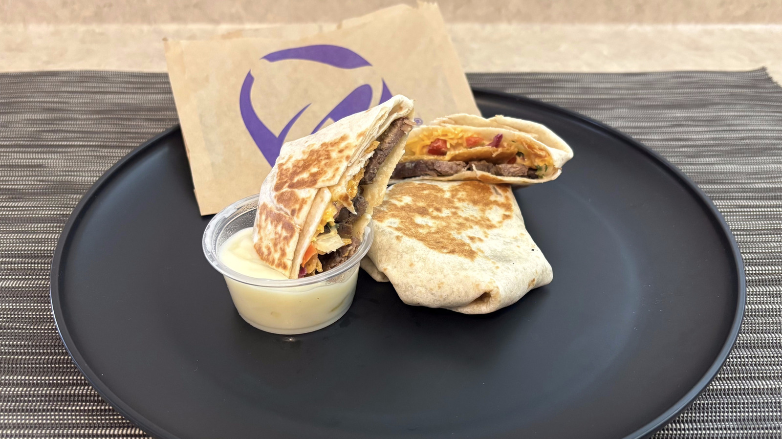 レビュー：Taco Bellの新しいSteak＆Queso CrunchWrap Slidersはあなたの心を吹き飛ばさない