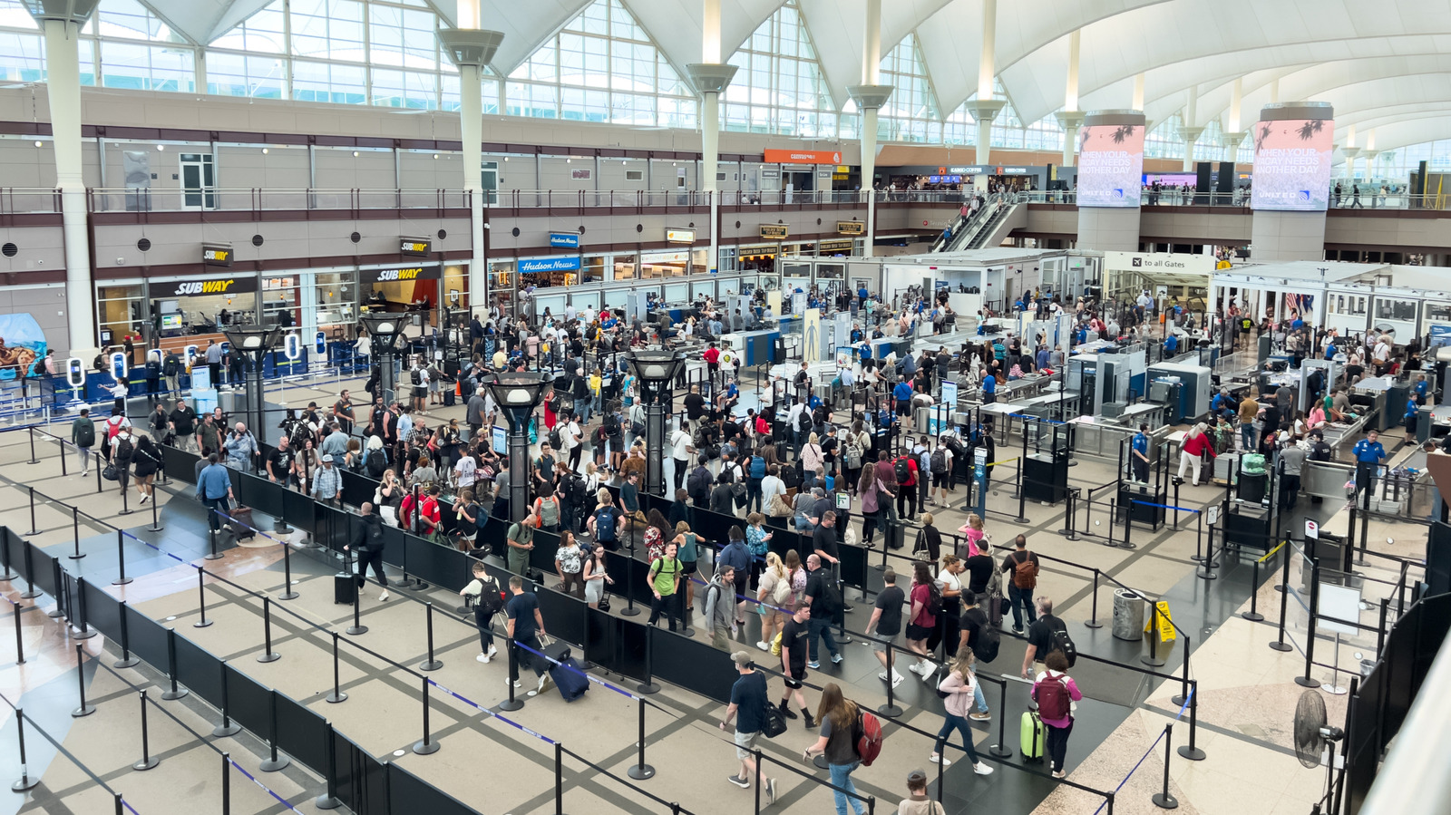 飛行機に持ち込む乗客に TSA はクールな手の込んだスナック