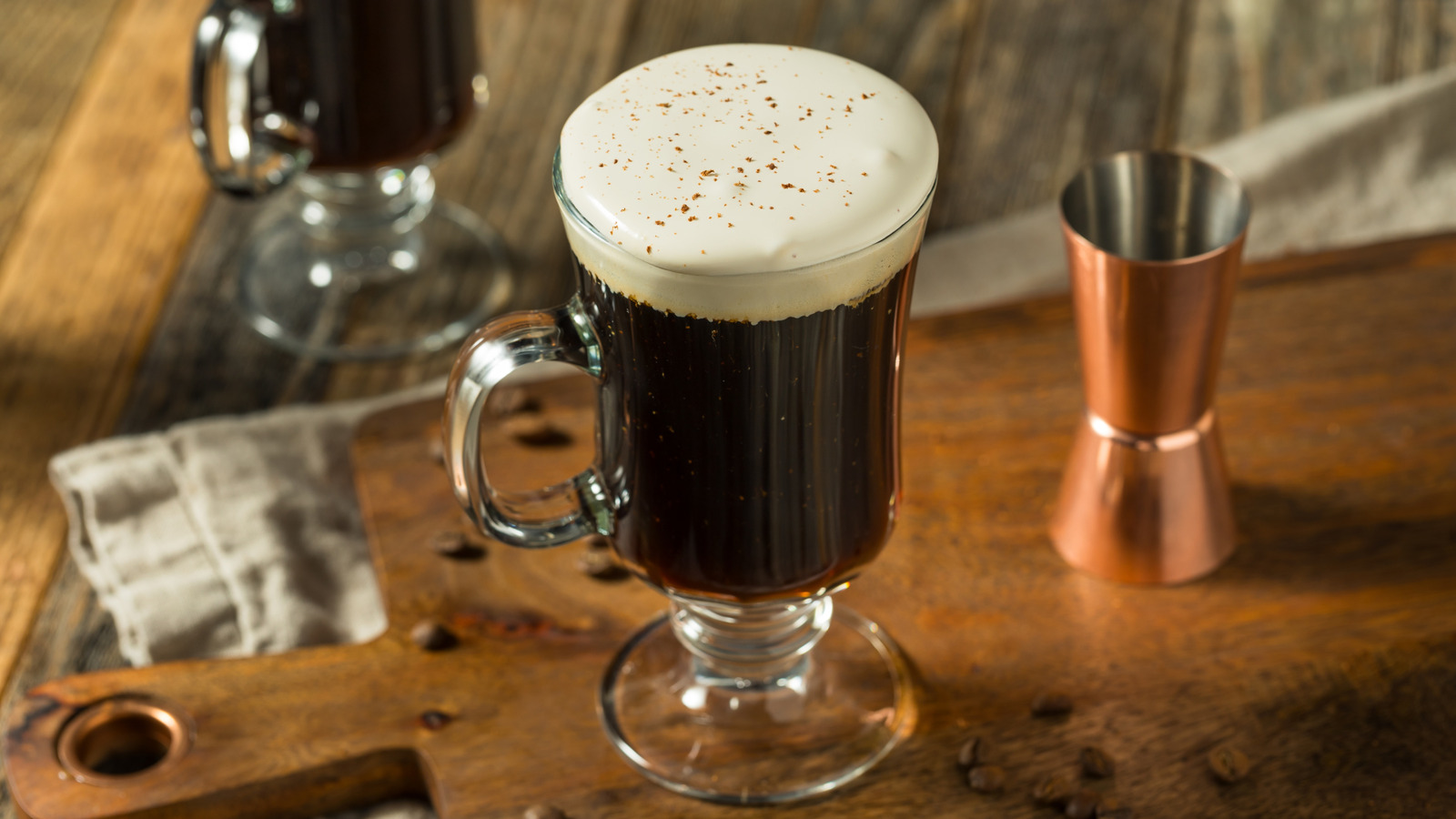 あなたのアイルランドのコーヒーの完璧なクリームトッピングのためのスプーントリック