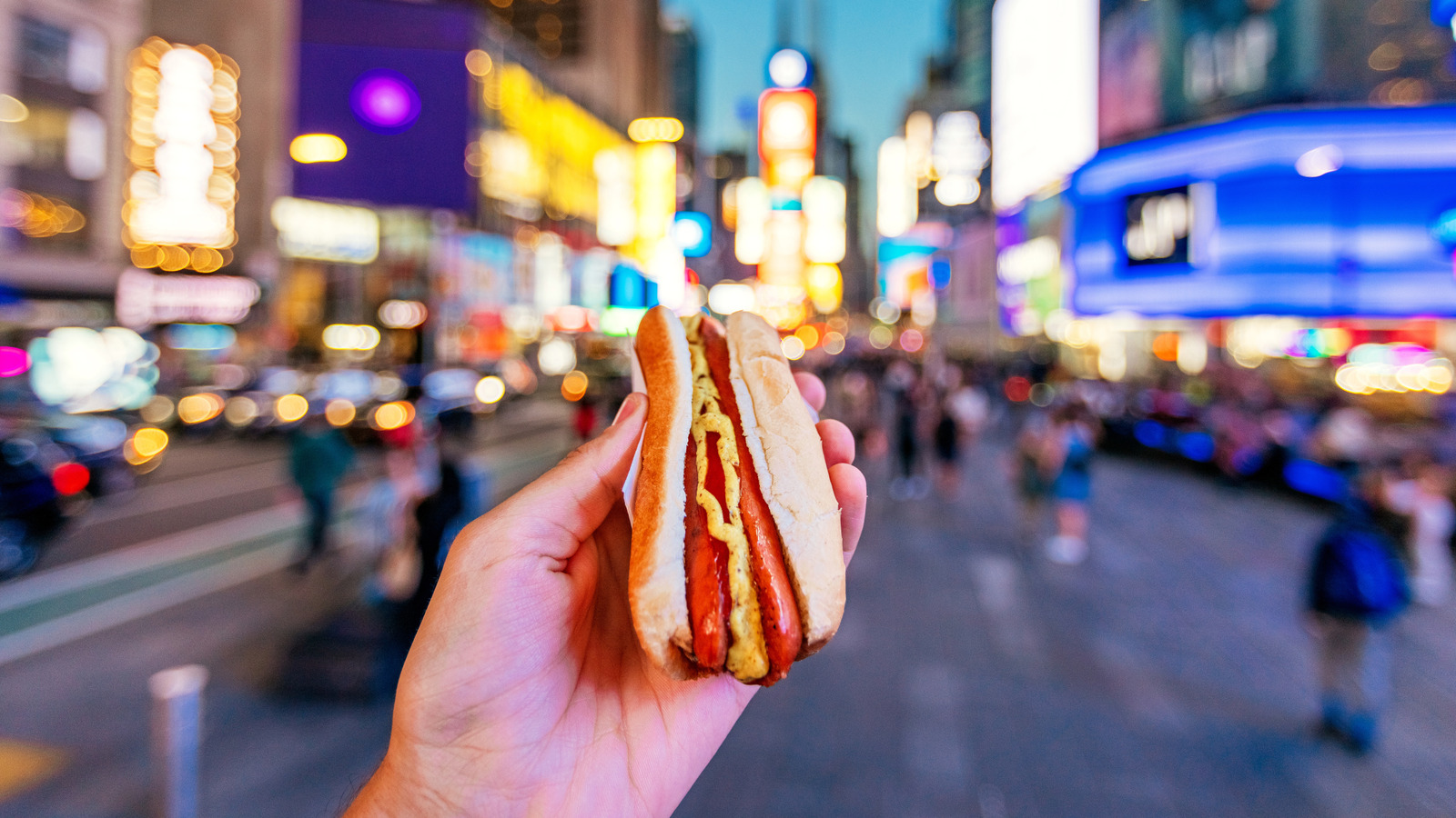 このニューヨークの隠れた宝石バーでは、客に無料のホットドッグを提供しています