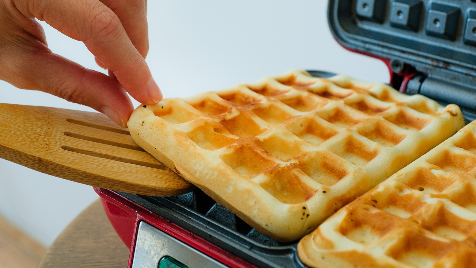 パントリーにあるこのシンプルな材料で、ワッフルアイロンの大掃除が簡単になります