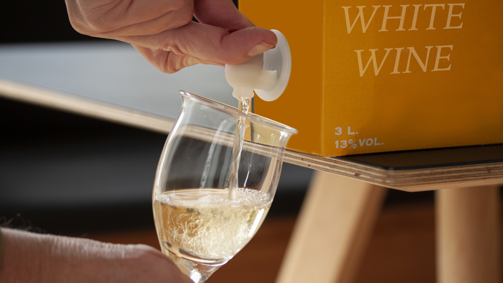 酒屋で箱入りのシャンパンが見つからない理由