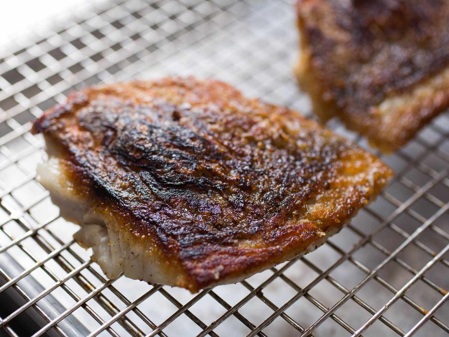 最高にカリカリの魚の皮のフライパン焼きの作り方